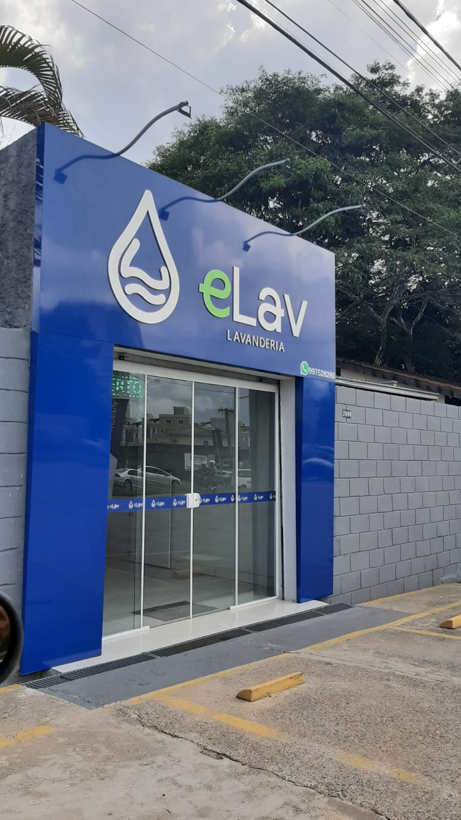 serviço de fachada em acm com luminoso